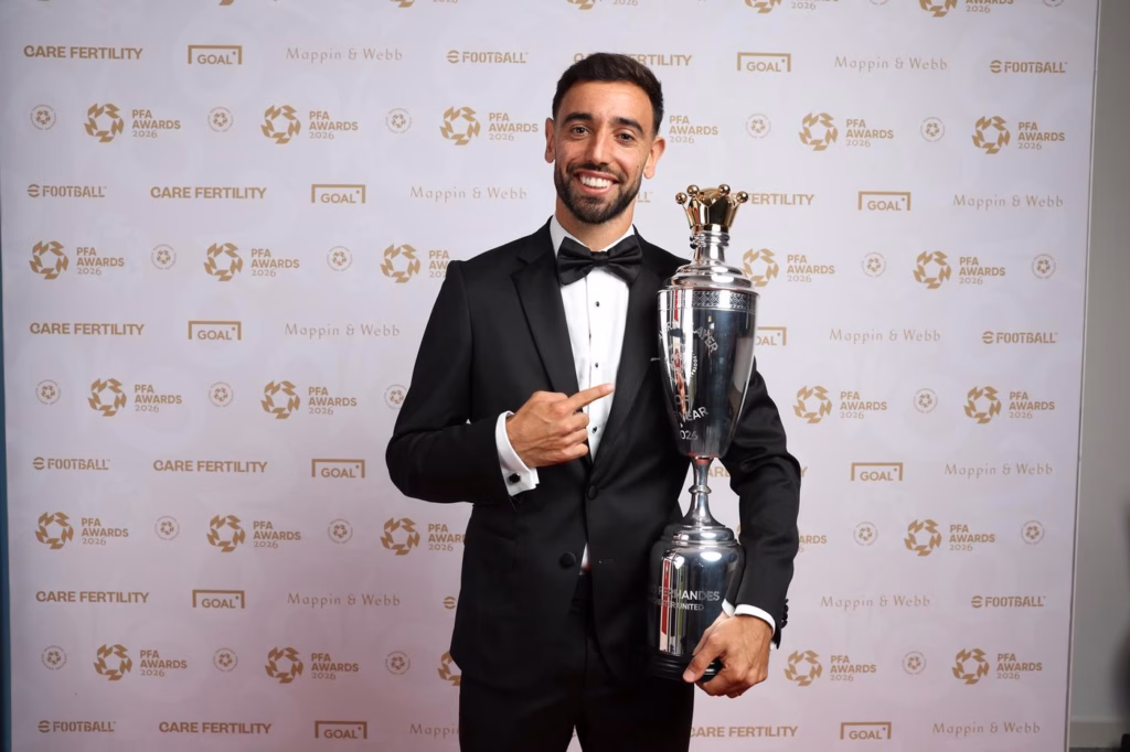 บรูโน่ แฟร์นันด์ส ถือถ้วยรางวัล PFA Player of the Year 2026