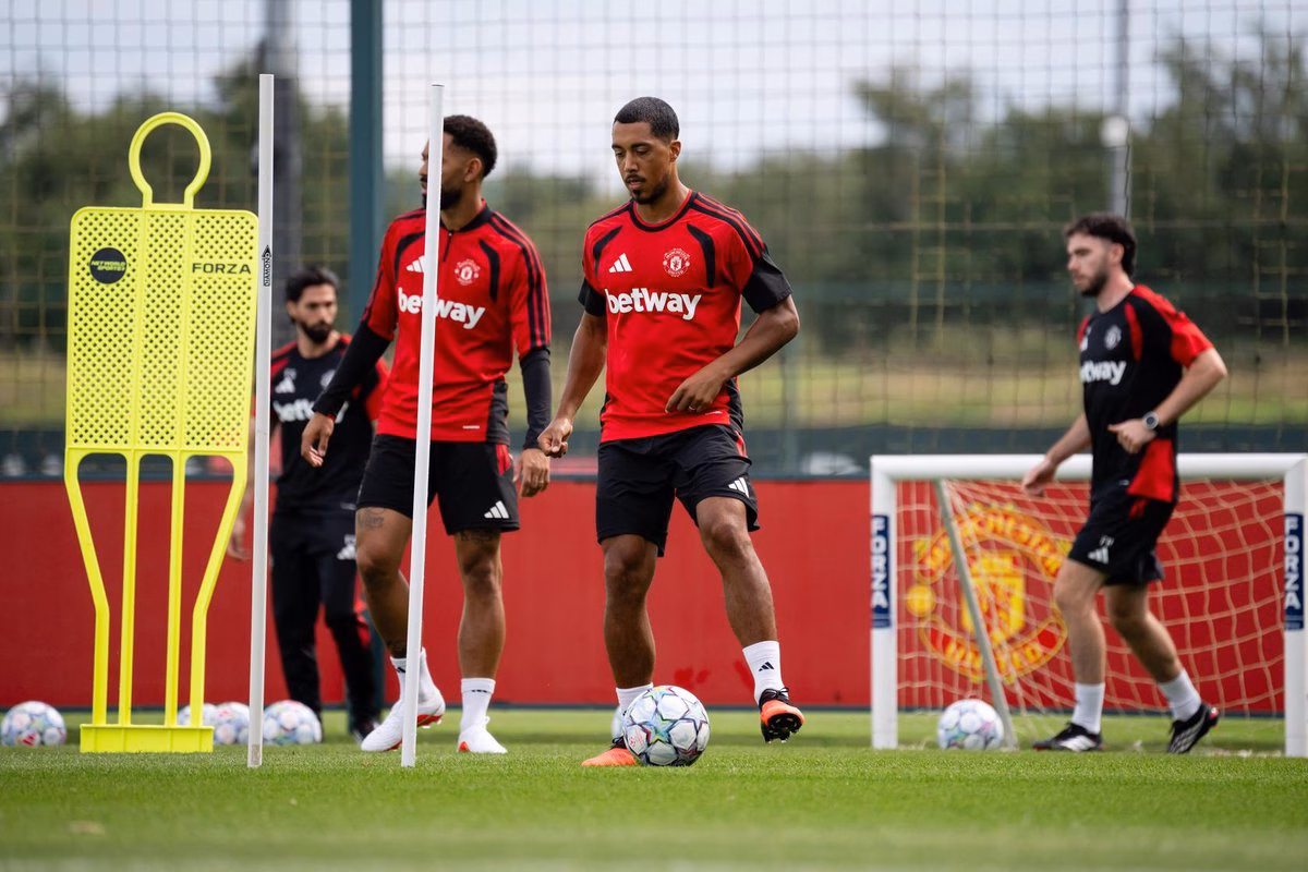 Youri Tielemans ซ้อมกับแมนเชสเตอร์ ยูไนเต็ด ก่อนเกมพบ PSG