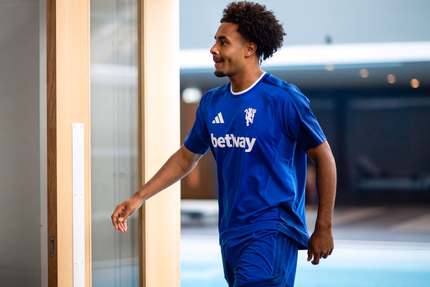 Joshua Zirkzee ในชุดซ้อมแมนเชสเตอร์ ยูไนเต็ด ก่อนยิงประตูชัยให้เนเธอร์แลนด์
