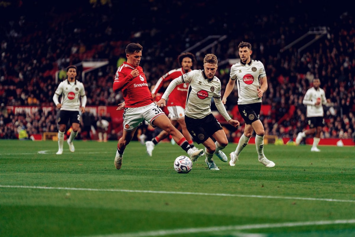 เชีย เลซีย์ลงสนามในเกมแมนยูแพ้บอร์นมัธ 0-3 ที่โอลด์ แทรฟฟอร์ด